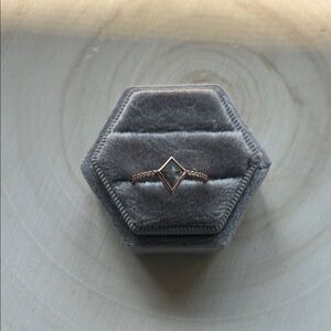 alexis Rusell wedding ring diamond is .69 ct salt and pepper diamond